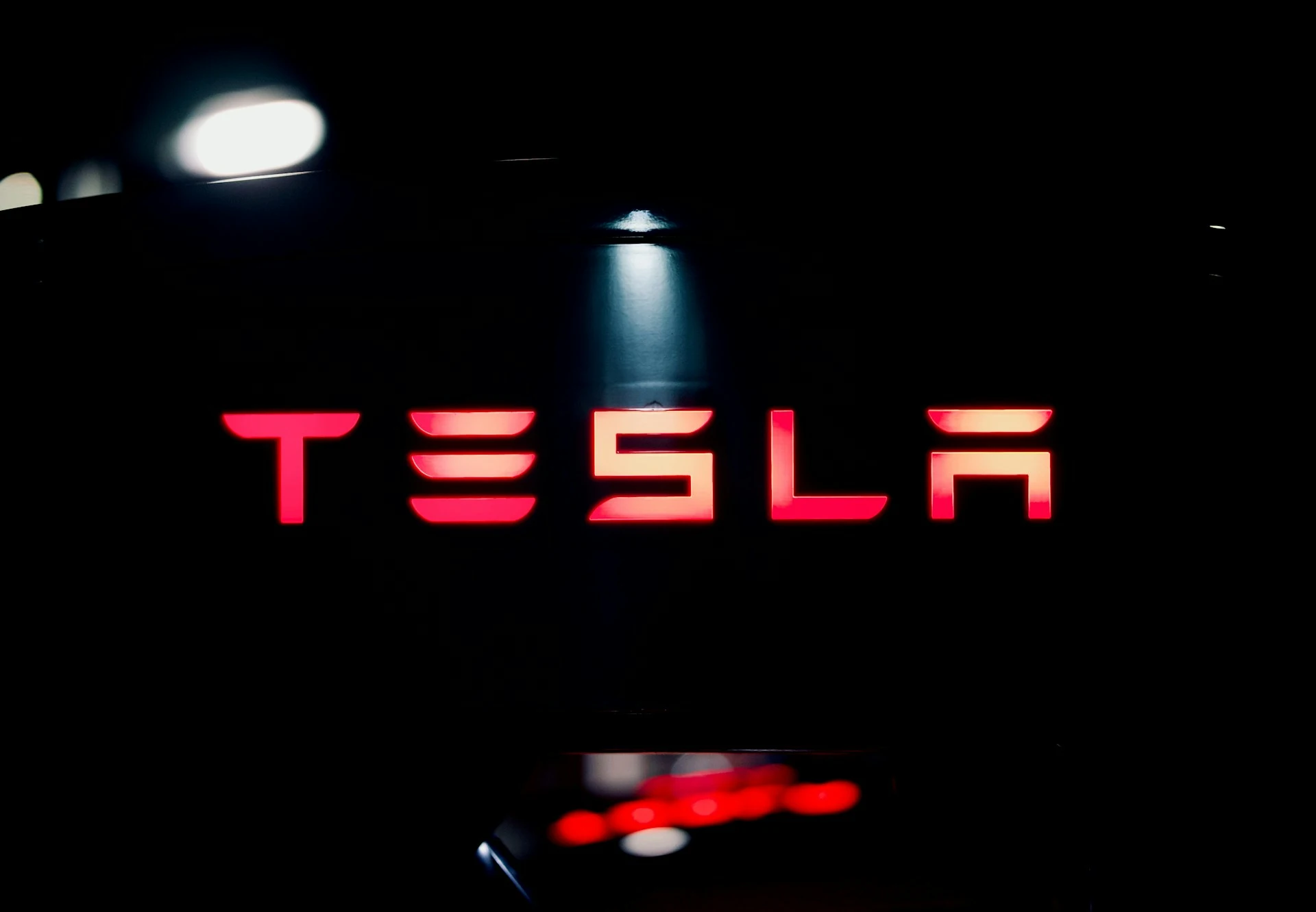 Elon Musk, Tesla’nın Gelecek Yıl Üretimde İnsan Biçiminde Robotlar Kullanacağını Söylüyor