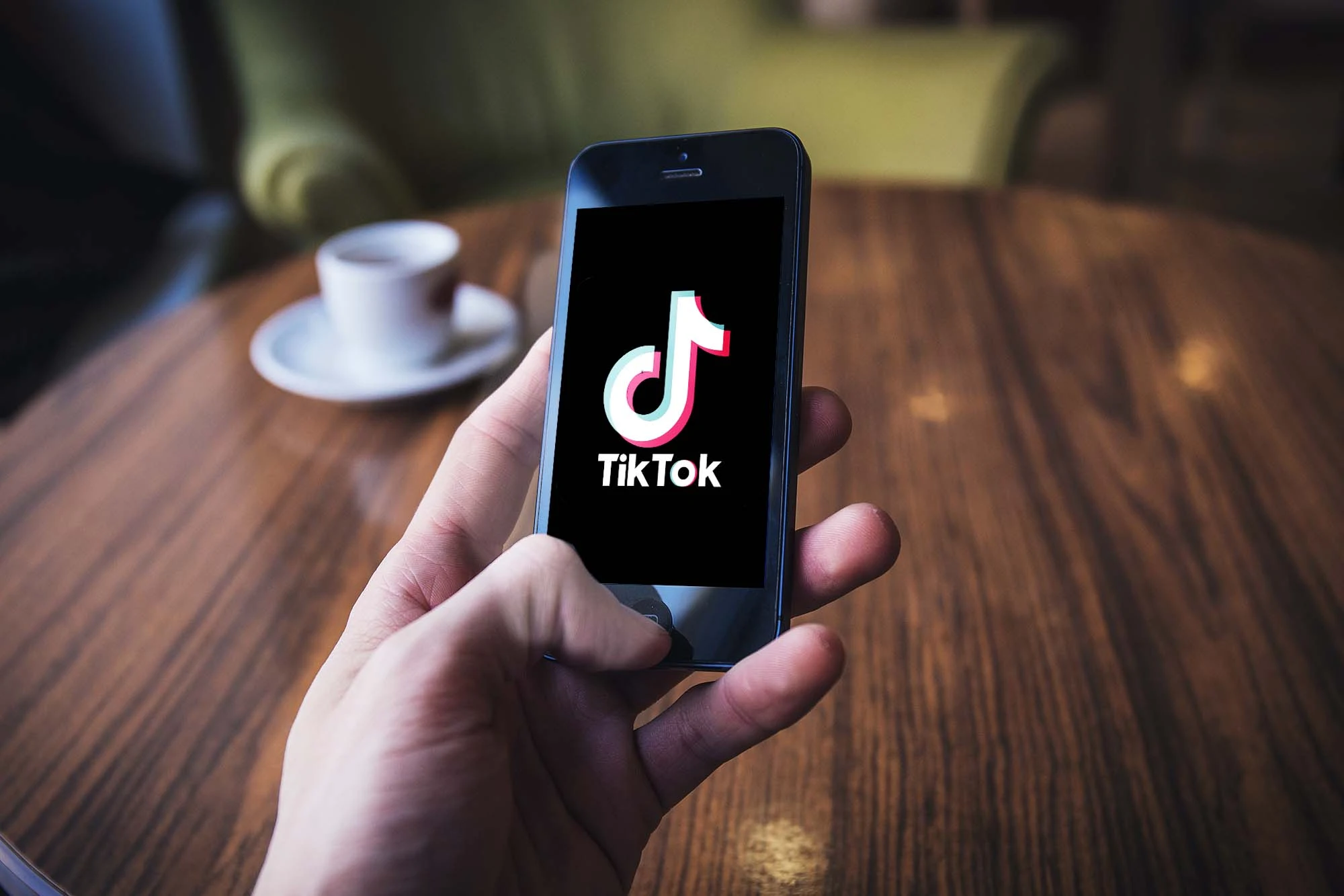 TikTok, Sosyal Özelliklerini Yeni Grup Sohbetleri ve Stickerlar ile Genişletiyor