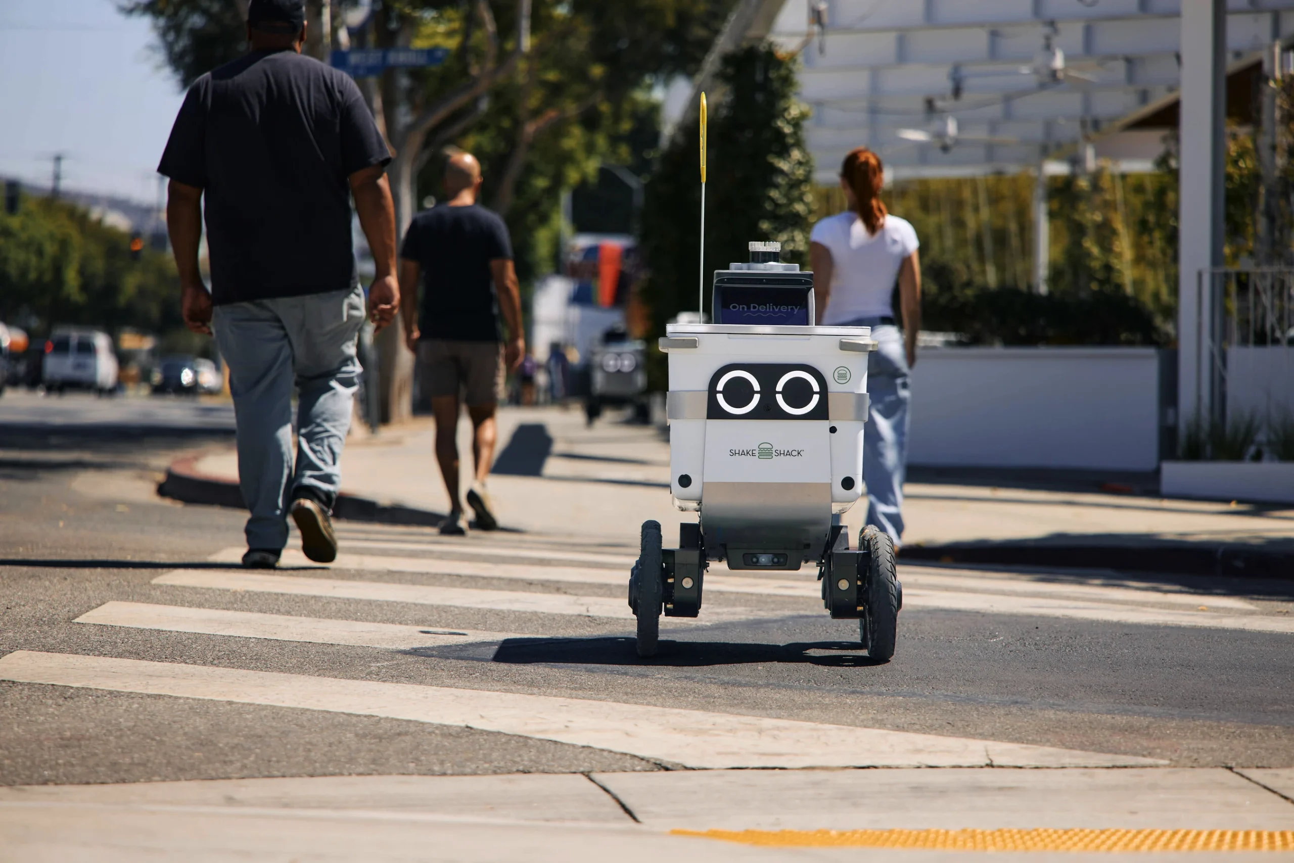 Shake Shack ve Serve Robotics, Los Angeles’ta Robotlarla Yemek Teslimatı İçin İşbirliği Yapıyor