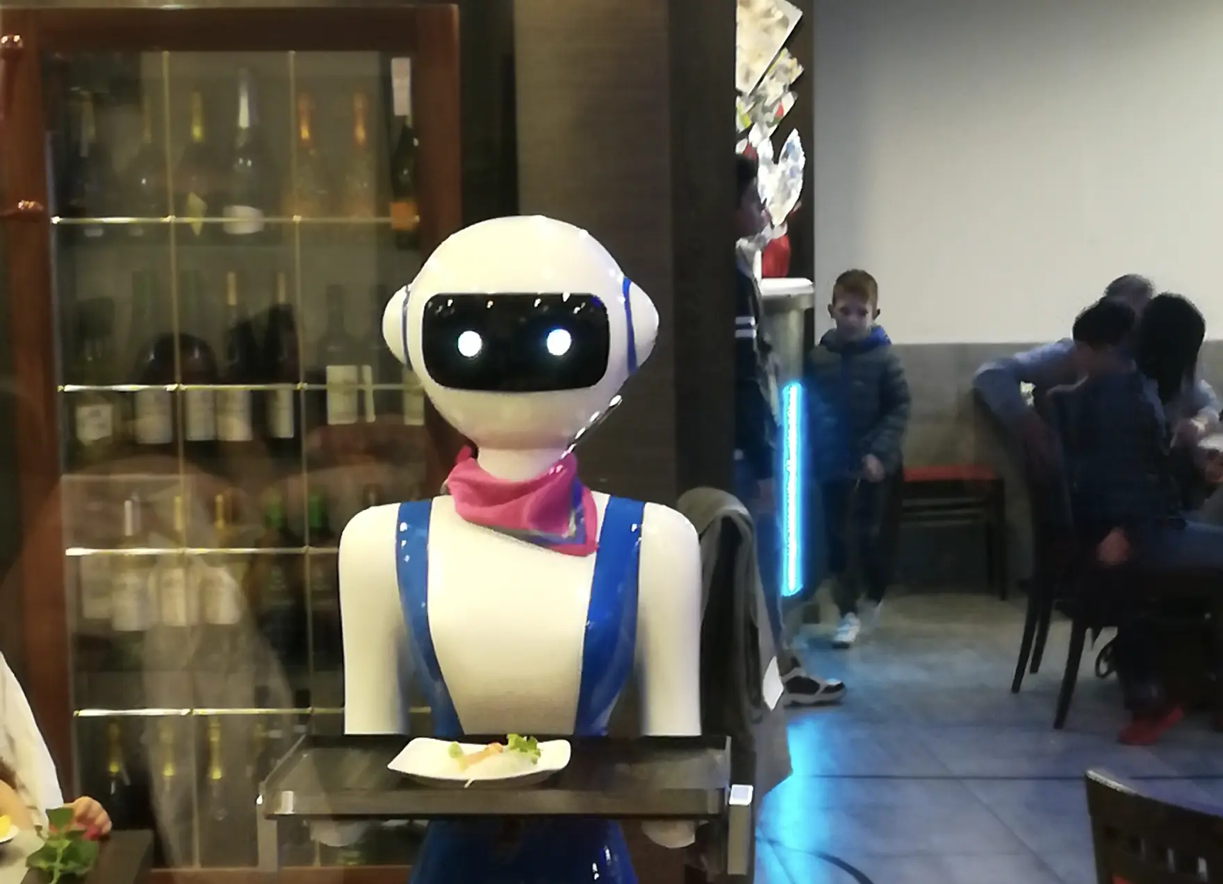 Nairobi’deki Robot Garsonlar