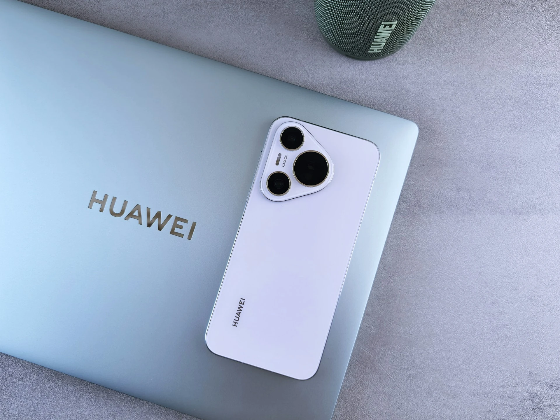 Huawei, Apple Etkinliğinin Ardından $2,800 Fiyat Etiketiyle Üç Katlanabilir Telefonunu Piyasaya Sürüyor