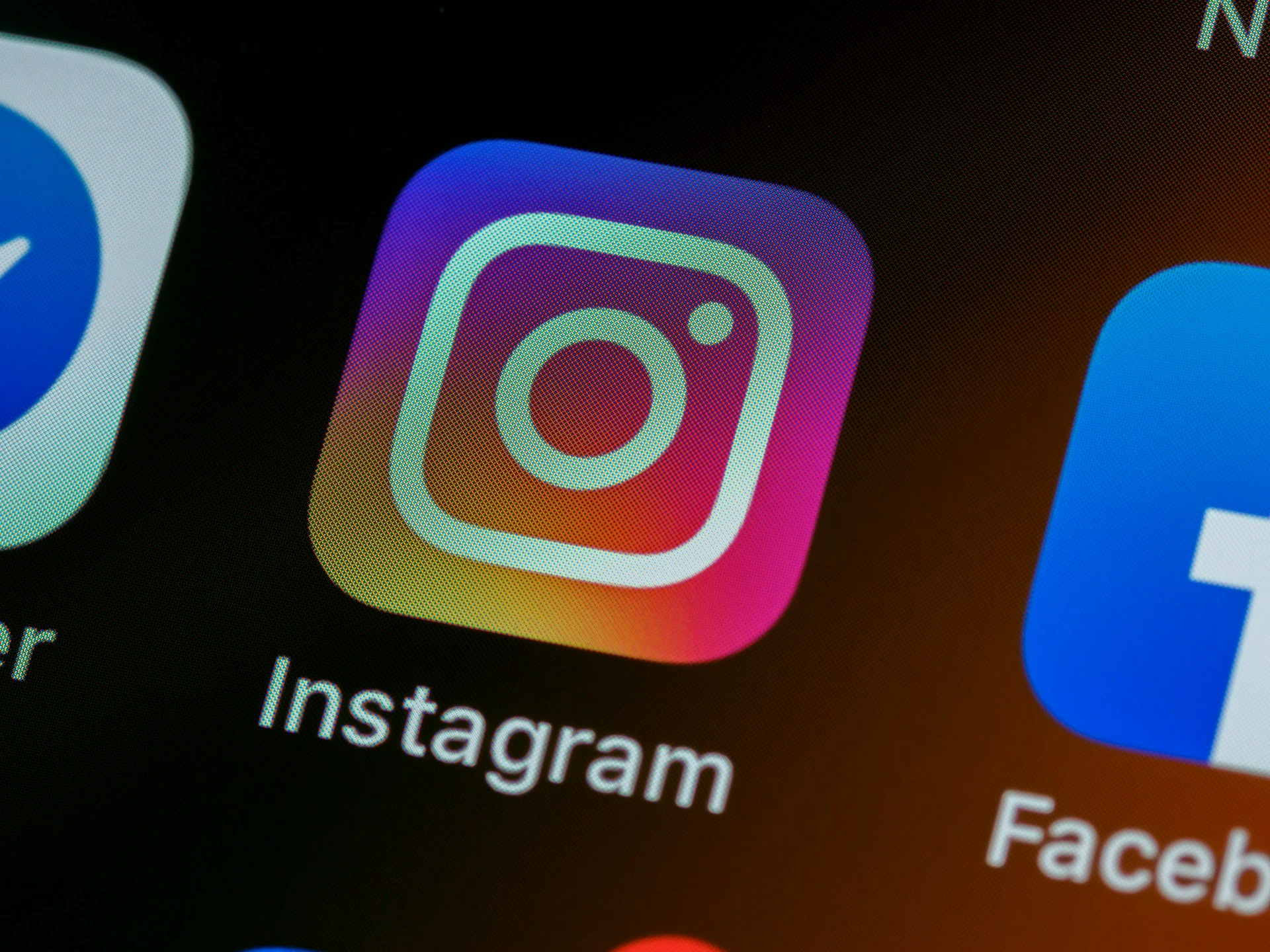 Meta, Instagram ve WhatsApp Dahil Olmak Üzere Birden Fazla Departmanda Çalışanları İşten Çıkarıyor