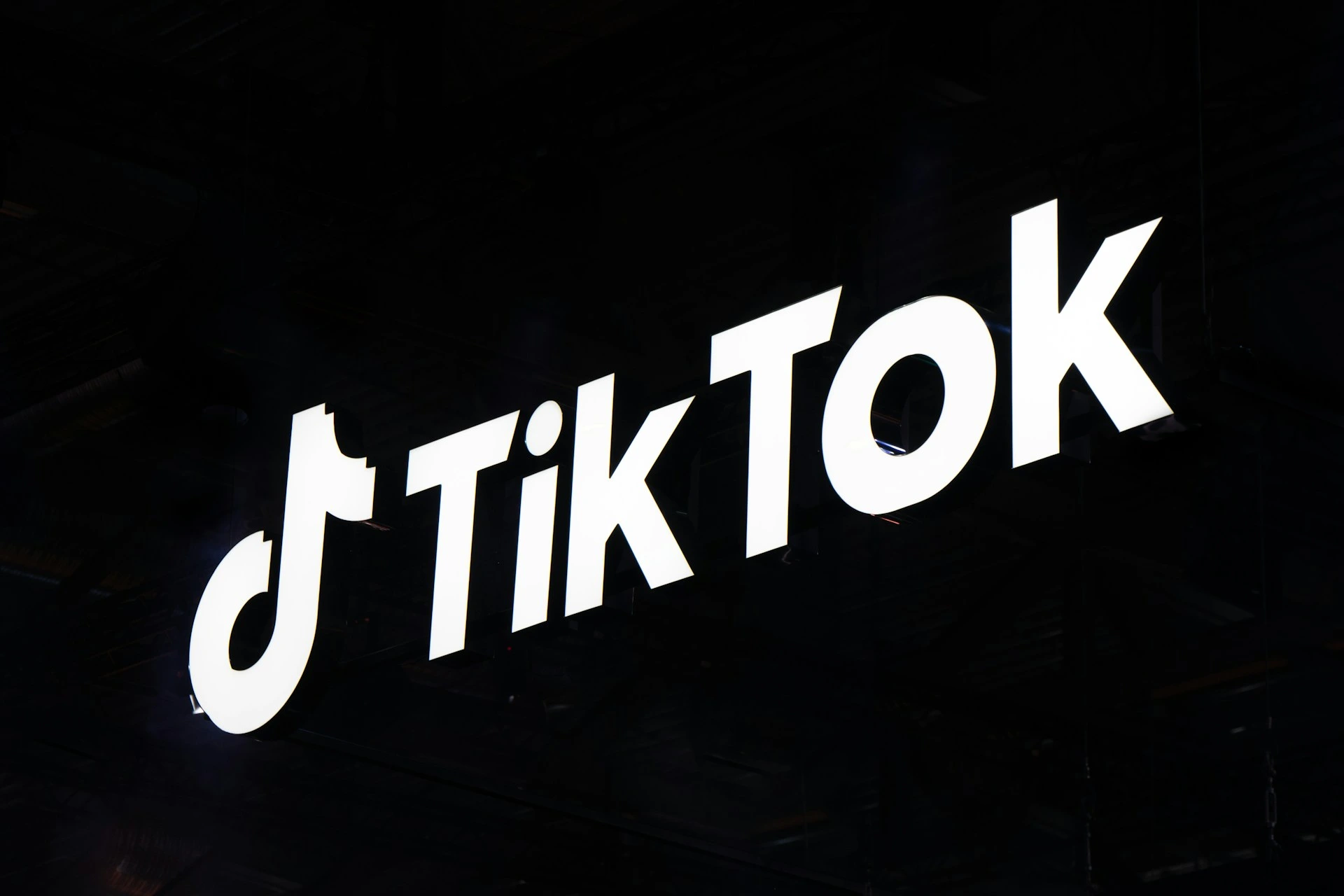 TikTok, AI İçerik Denetleme Değişikliği Nedeniyle Yüzlerce Çalışanını İşten Çıkarıyor