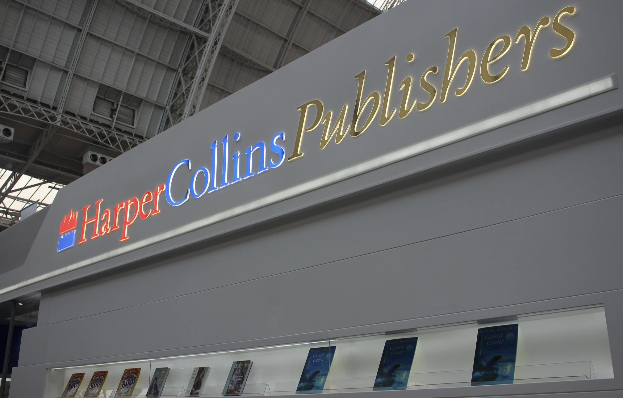 HarperCollins, Yapay Zeka Şirketiyle Ortaklık Kuruyor, Yazarlar Katılımı Tartışıyor