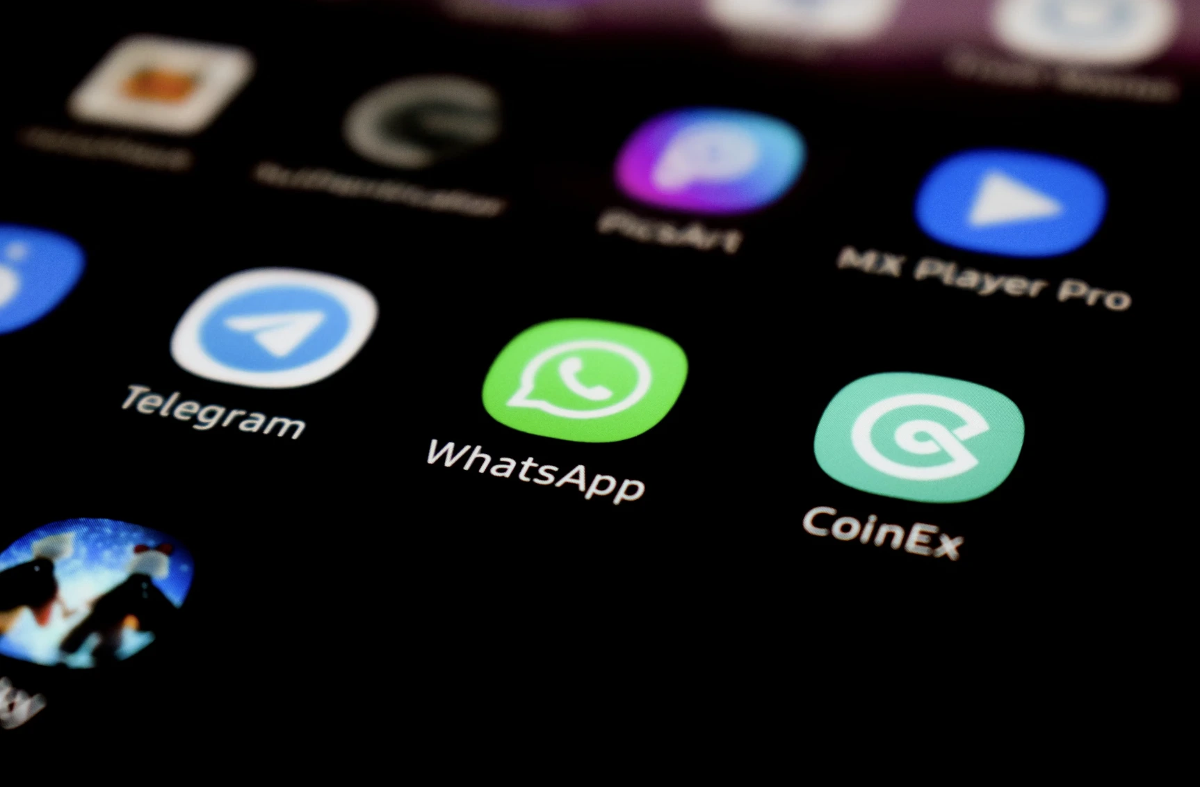 PixPirate Zararlı Yazılımı, Kullanıcıları Kandırmak ve Finansal Verileri Çalmak için WhatsApp’ı Kullanıyor