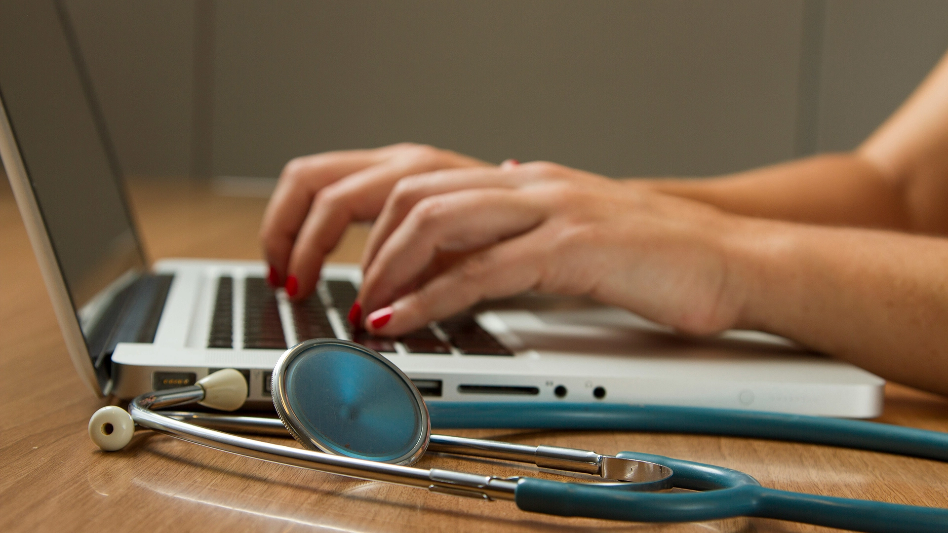 İngiltere H&uuml;k&uuml;meti, NHS Tarama Denemeleri İ&ccedil;in &pound;6m AI Platformunu Finanse Ediyor